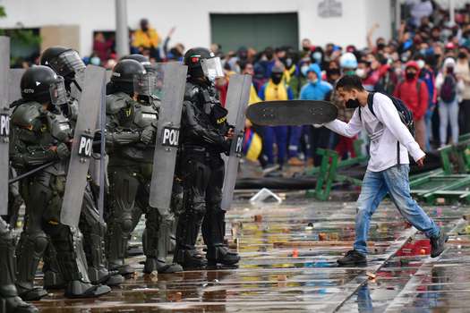 Esmad custodia las manifestaciones del paro nacional de 2021, en la Plaza de Bolívar, en Bogotá. 
