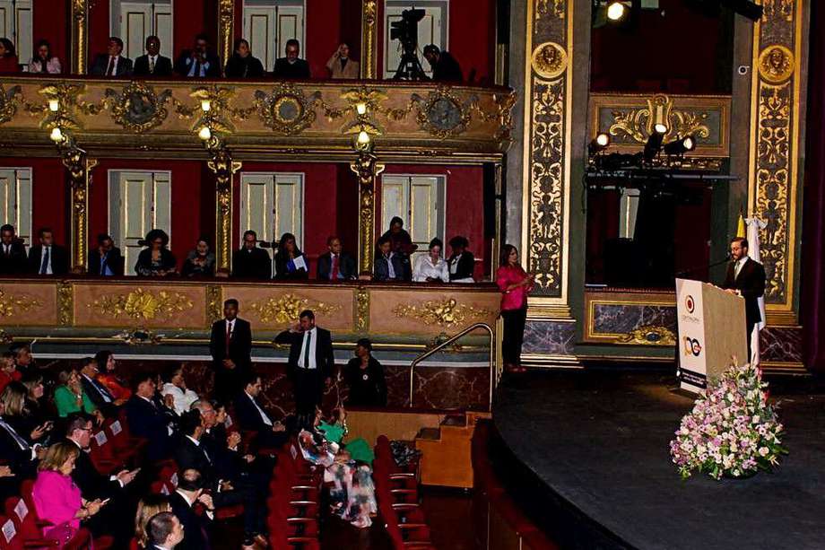 Carlos Mario Zuluaga, contralor encargado, se dirige al público asistente a la conmemoración de los 100 años de la Contraloría General de la República, en el teatro Colón de Bogotá.