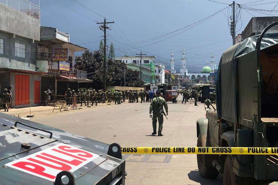 Las patrullas policiales vigilan la zona en la que se registraron las explosiones al sur de Filipinas.