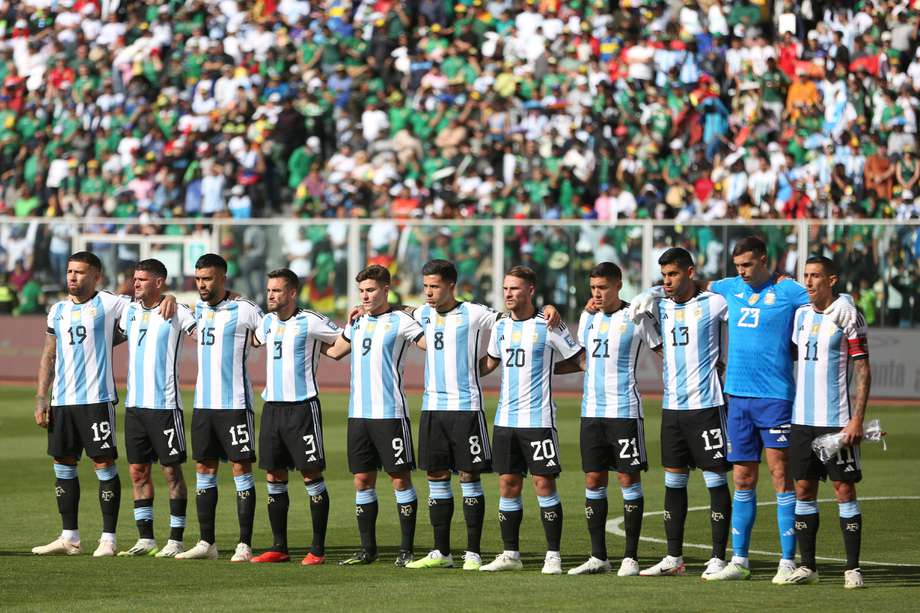 Jugadores de Argentina forman en un partido de las Eliminatorias Sudamericanas a la Copa Mundial de Fútbol 2026 entre Bolivia y Argentina en el estadio Hernando Siles en La Paz (Bolivia). EFE/ Luis Gandarillas
