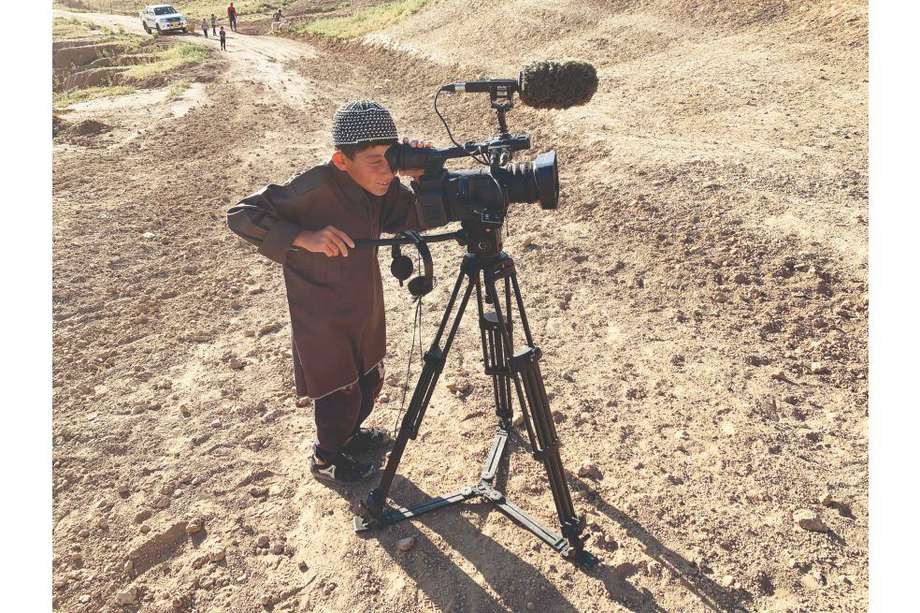 Detrás de cámaras de "Sandlines, el cuento de la historia", una película de Francis Alÿs en colaboración con la sede en Irak de la Fundación Ruya y Julien Devaux.