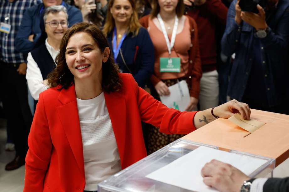 La presidenta de la Comunidad de Madrid y candidata del PP a la reelección, Isabel Díaz Ayuso ejerce su derecho al voto en el colegio electoral de Inmaculada Marillac en Madrid este domingo durante las elecciones municipales y autonómicas. 