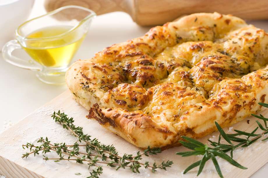 La focaccia es un tipo de pan, para algunos la base de la pizza, muy frecuente en las comidas italianas.