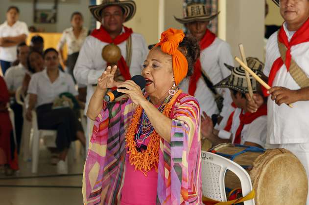Salvar tradiciones lastradas por conflicto colombiano a ritmo de bullerengue