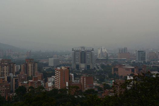 Medellín tiene una de las redes más robustas de calidad del aire en América Latina: 23 estaciones completas, más de 250 sensores de contaminación ubicados en casas de ciudadanos, un radar meteorológico y medidores sofisticados. / AFP