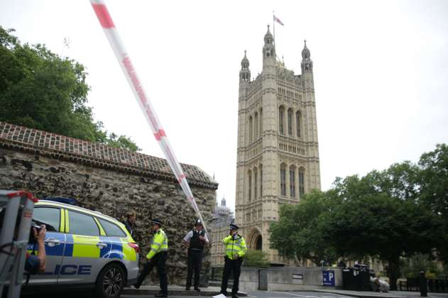 Varios heridos al estrellarse un carro contra el Parlamento en Londres