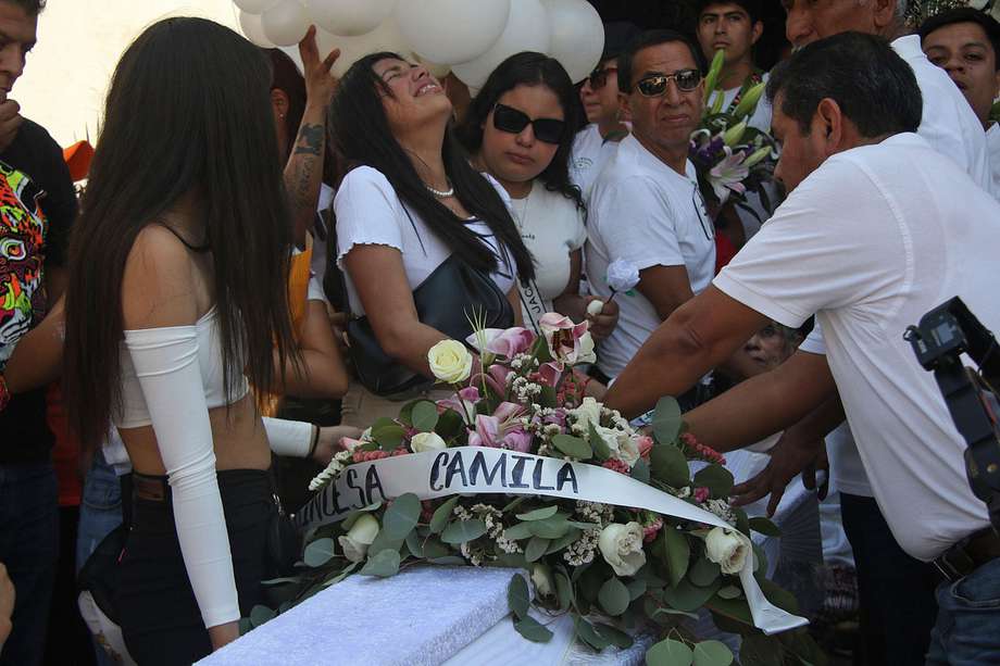 Familiares y amigos despiden a la niña Camila Gómez Ortega este viernes, quien fue asesinada, en el municipio de Taxco, en Guerrero (México). 
