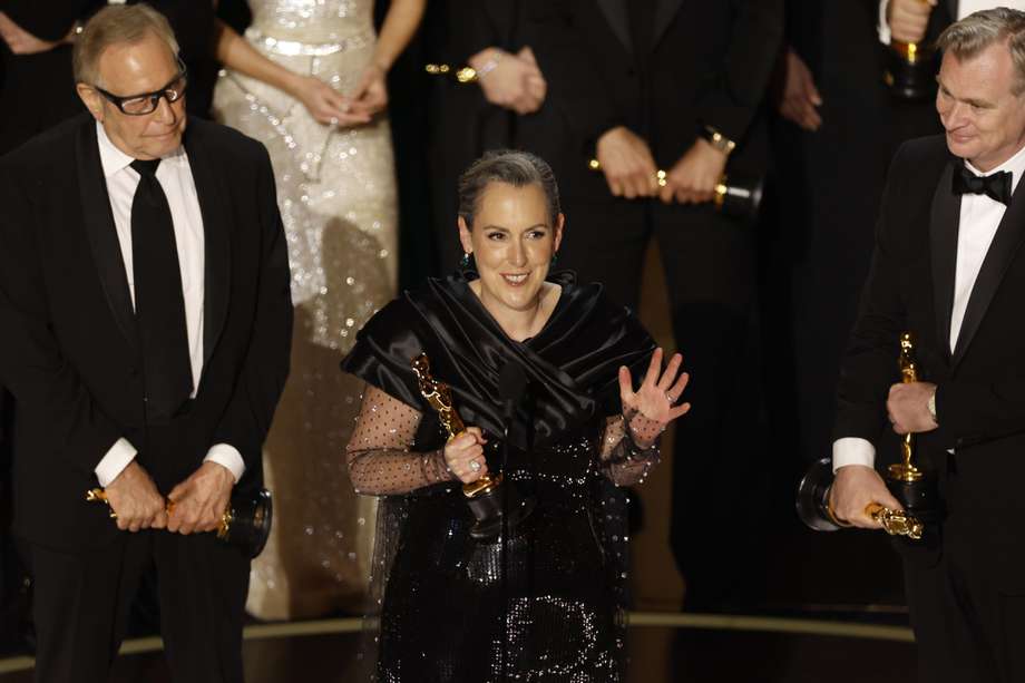 Los productores Charles Roven, Emma Thomas y Christopher Nolan reciben el premio de Mejor película por "Oppenheimer" en la más reciente edición de los Óscar.
