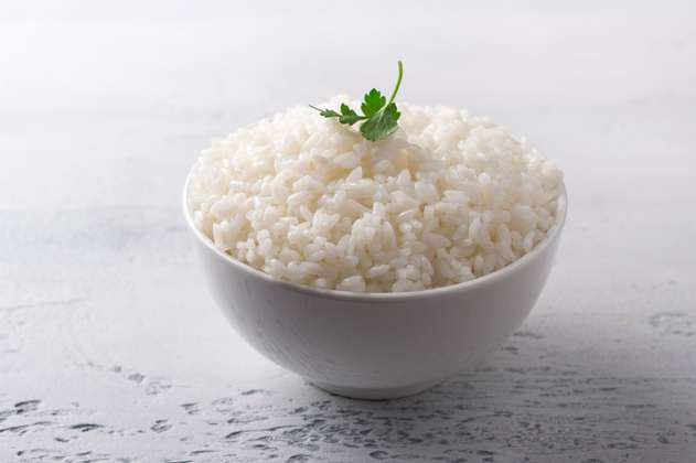 Prepara arroz con salchicha, una receta fácil y económica