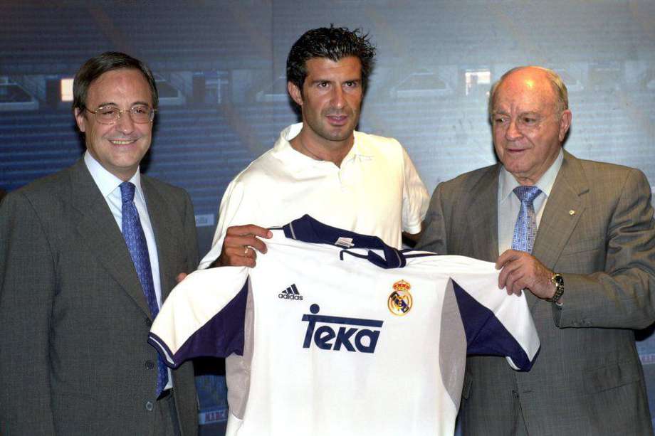 Luis Figo (c) es presentado como nuevo jugador de Real Madrid, junto a Florentino Pérez (i) y Alfredo Di Stéfano (d).