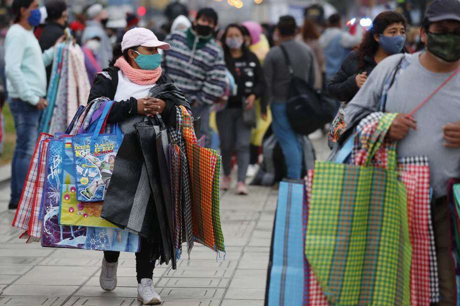 Vendedores ambulantes trabajan en una vía pública de  Lima (Perú).