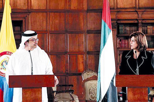 Sheikh Abdullah Bin Zayed Al Nahyan, canciller de Emiratos Árabes, en el más reciente encuentro con la canciller María Ángela Holguín. / Cancillería