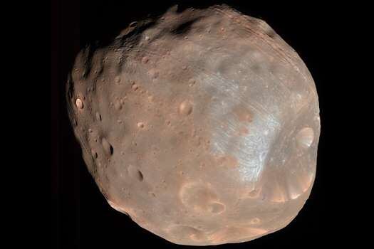 La cámara del Experimento científico de imágenes de alta resolución (HiRISE) del Orbitador de reconocimiento de Marte de la NASA tomó dos imágenes de la mayor de las dos lunas de Marte, Fobos, con una diferencia de 10 minutos el 23 de marzo de 2008. Crédito de la imagen: NASA/JPL/Universidad de Arizona