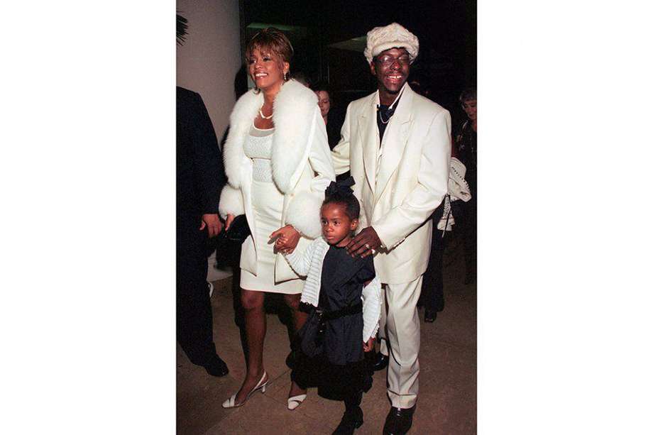 Los artistas Whitney Houston y Bobby Brown con su hija Bobbi Kristina, en 1998. / AFP