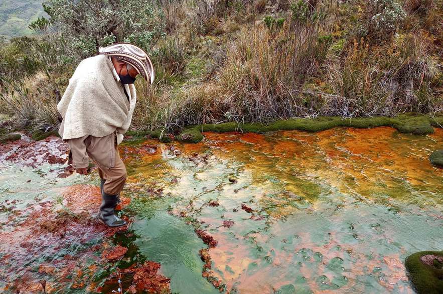 Campesinos de Tasco y otros municipios son los encargados de tomar fotografías y muestras del agua contaminada para que sirva de prueba de la realidad que vive el páramo por cuenta de la explotación minera.