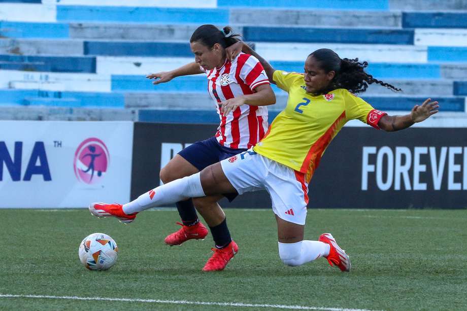 La jugadora de Colombia, Mary Alvarez (d), disputa el balón con la paraguaya Zunilda Coronel. EFE/Jonathan Miranda

