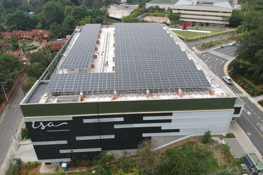 La planta solar cubrirá el 12 % del consumo de energía mensual de la sede de Grupo ISA en Medellín.