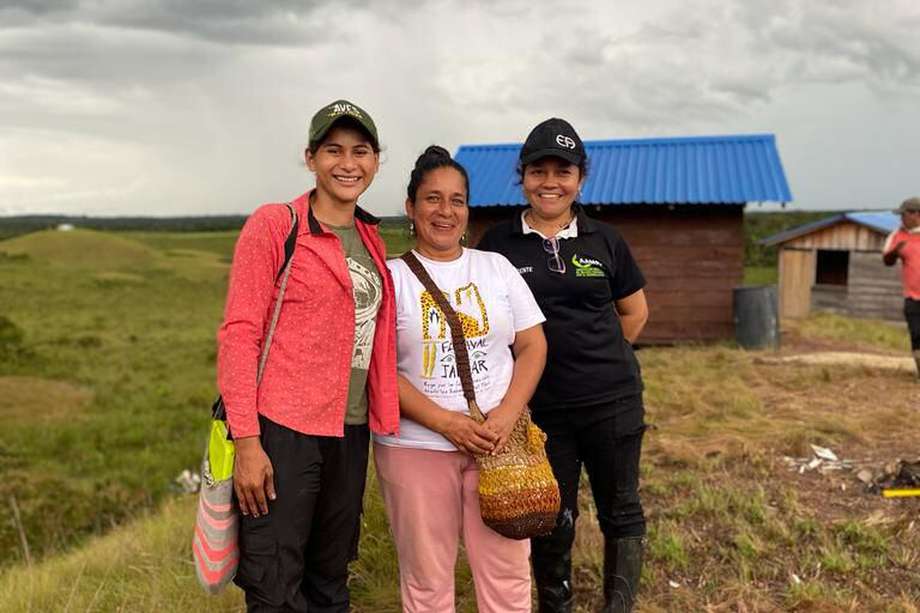Mayra Ayala, Lorena Escalante y Xiomara Gómez, de la Asociación de Mujeres Trabajadoras por el Desarrollo del Yarí.