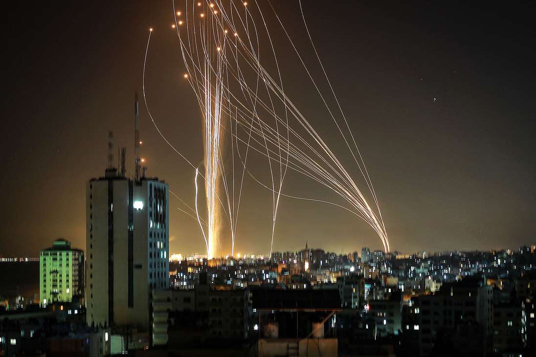 El movimiento islamista Hamás anunció una andanada de 130 cohetes contra el territorio israelí, con lo cual el número de proyectiles lanzados desde el diminuto enclave palestino se elevaría a más de 1.000 desde que el conflicto empezó a degenerar, el pasado lunes. En esta foto: Se lanzan cohetes desde la ciudad de Gaza en respuesta a un ataque aéreo israelí contra un edificio de 12 pisos en la ciudad, hacia la ciudad costera de Tel Aviv, el 11 de mayo.