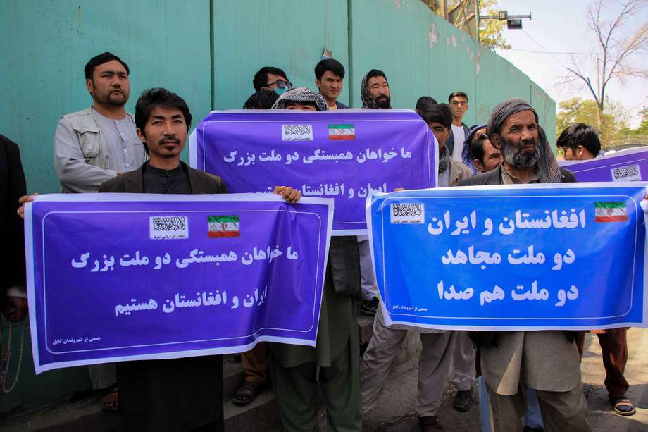 Activistas de la sociedad civil sostienen pancartas que dicen "solidaridad Irán-Afganistán" fuera de la embajada iraní para mostrar su solidaridad con Irán, en Kabul, Afganistán, el 13 de abril de 2022. La visita se produce después de las protestas contra Irán después de que aparecieran videos en las redes sociales la semana anterior, supuestamente mostrando varias personas, incluidos presuntos oficiales de las fuerzas de seguridad iraníes, golpean a refugiados afganos.

