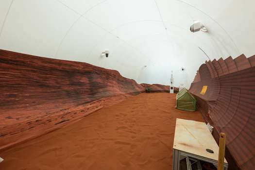 El hábitat simulado de Marte de la NASA incluye una caja de arena de 1200 pies cuadrados con arena roja para simular el paisaje marciano.