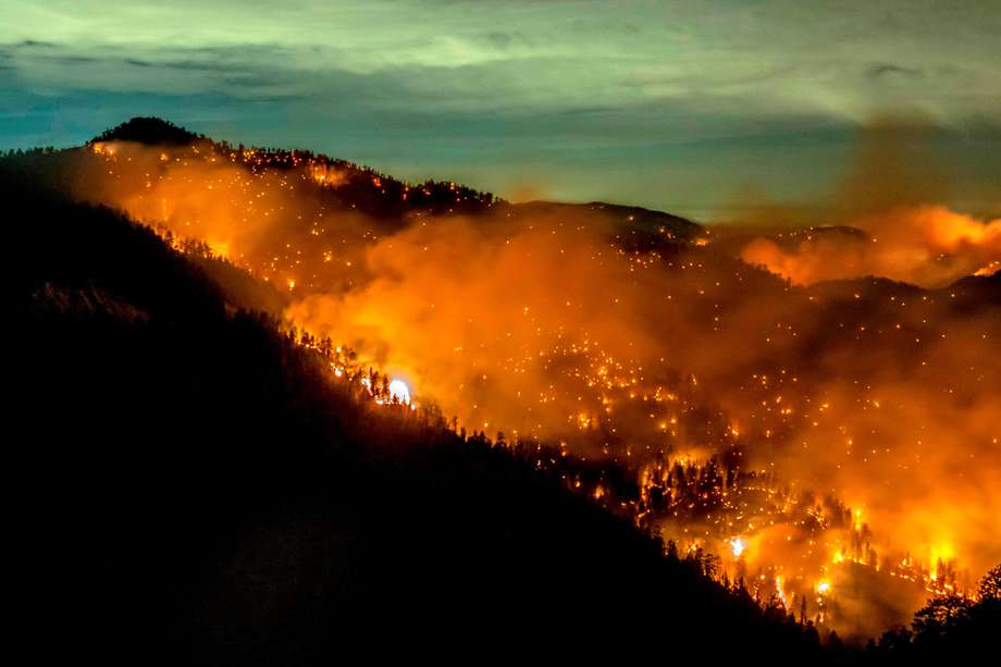Incendio en Los Ángeles en septiembre de 2020.  El mundo sufrió 6.681 desastres naturales relacionados con el clima en las dos primeras décadas del siglo XXI.