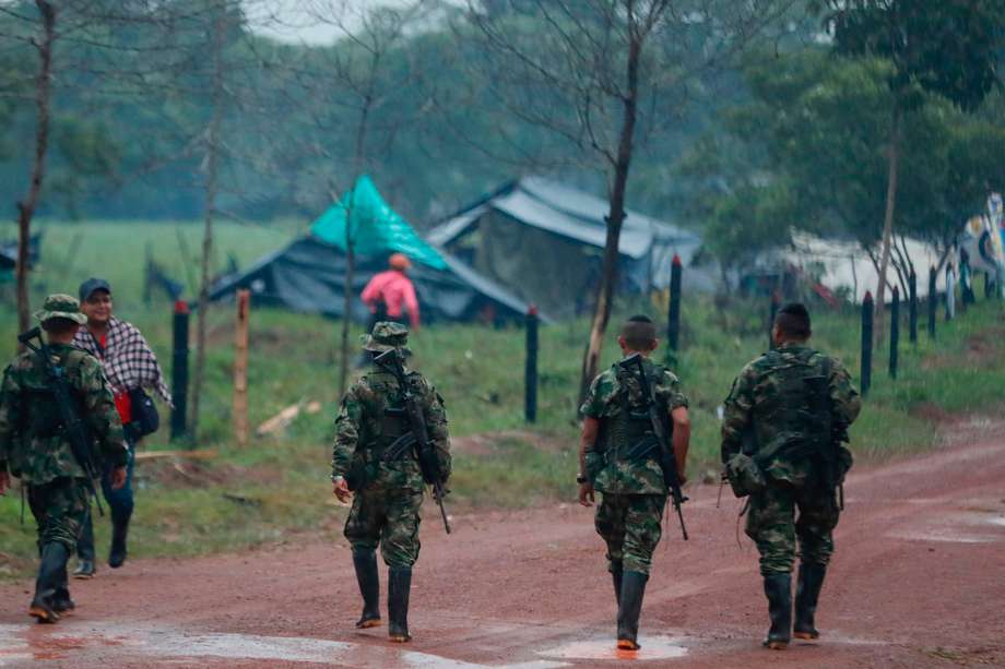 Guerrilleros de la disidencia de las FARC vigilan, el 15 de abril 2023, en Casa Roja (Colombia). EFE/Ernesto Guzmán
