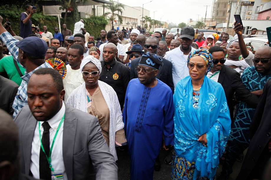 Bola Ahmed Tinubu (centro, de azul) durante la jornada electoral nigeriana. EFE/EPA/AKINTUNDE AKINLEYE
