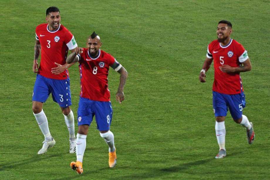 Arturo Vidal celebra con sus compañeros el doblete que hizo en el partido contra Perú por la tercera fecha de las eliminatorias a Catar 2022.