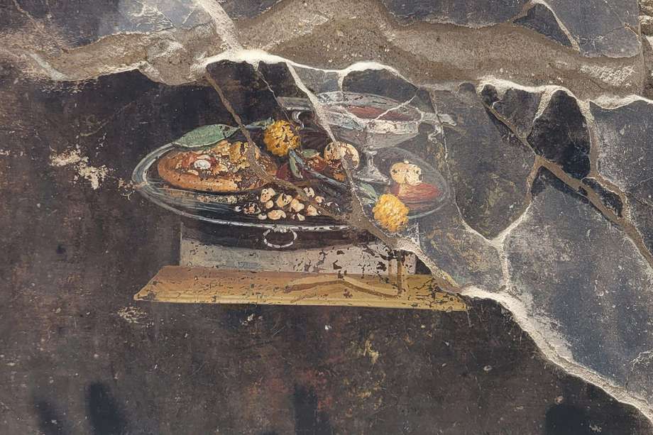 La ciudad del sur de Italia destruida por el volcán Vesubio en el 79 d. C., han mostrado un sorprendente descubrimiento, pues aparece lo que podría ser un plato antepasado de la actual pizza.
