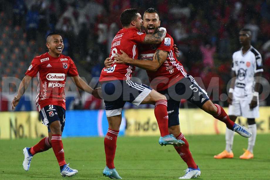 Andrés Cadavid celebra con sus compañeros uno de los goles que anotó en la victoria de Medellín sobre Envigado.