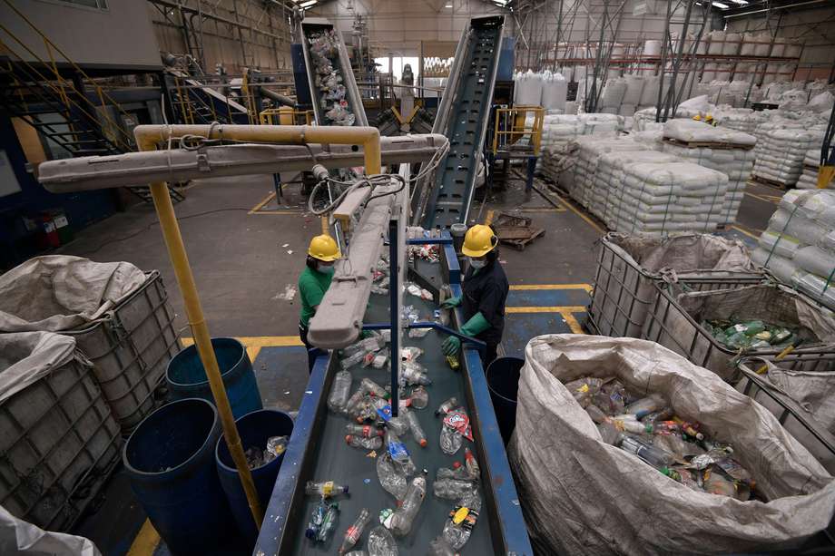Los impactos son más pronunciados para los trabajadores que producen plástico, entre ellos, quienes lo reciclan.