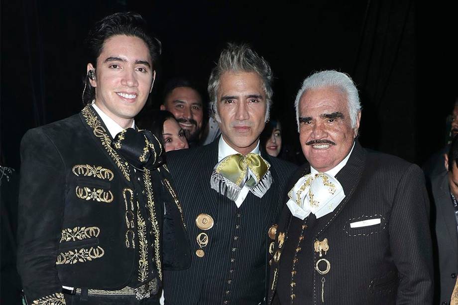 Alejandro y Álex, hijo y nieto de Vicente Fernández, heredaron su talento. Le mandan mensajes de fuerza y amor.