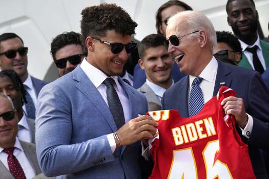 Joe Biden (der.), presidente de Estados Unidos, con Patrick Mahomes, líder de los Kansas City Chiefs luego de ganar la última edición del Super Bowl. 