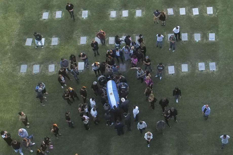 Momentos previos al entierro de Maradona.