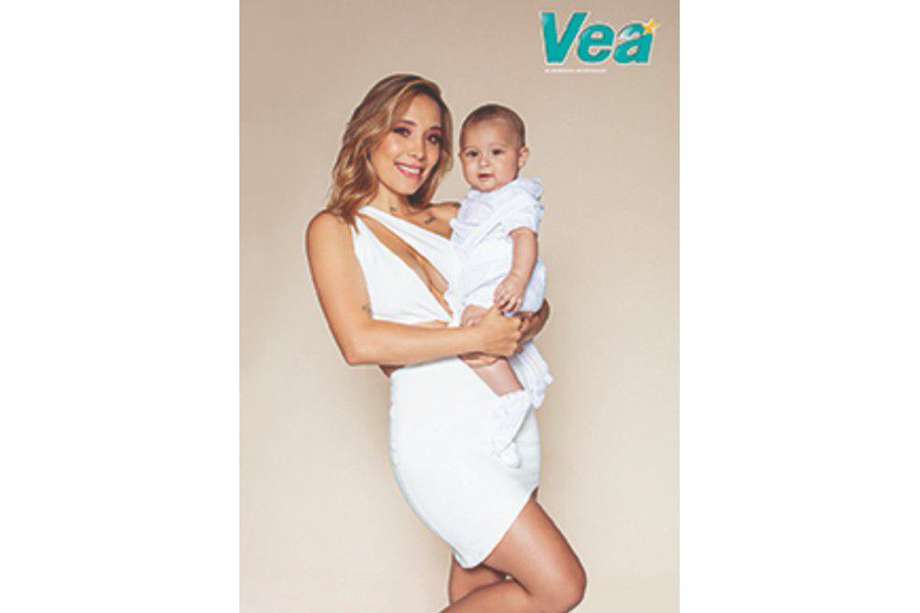 Luisa Fernanda W posa para la revista Vea con su hijo Máximo.