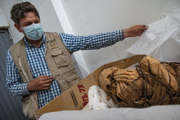Arqueólogos hallan momia preinca de hace 1.200 años en Perú