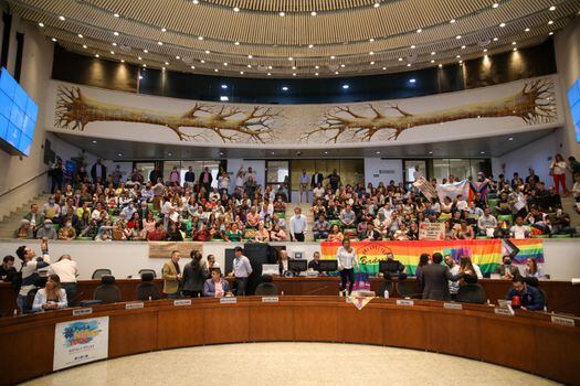 Tras casi ocho horas de debate, 18 de los 21 concejales aprobaron la Matrícula Cero junto al 30 % de los cupos para personas trans y no binarias mediante el acuerdo 087/2022.