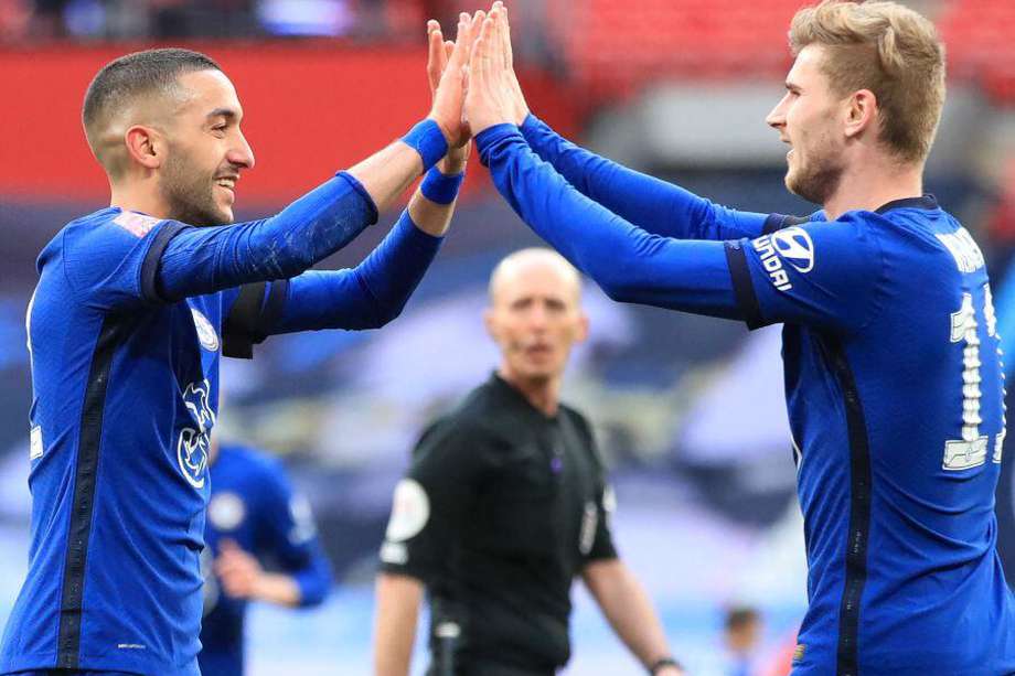 El marroquí Hakim Ziyech y el alemán Timo Werner celebran el gol del triunfo del Chelsea sobre Manchester City.