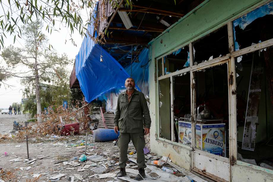Un residente se encuentra junto a un café destruido por los bombardeos en el asentamiento de Dord Yol en el distrito de Tartar de Azerbaiyán el 26 de octubre de 2020, durante el conflicto militar en curso entre Armenia y Azerbaiyán por la región separatista de Nagorno-Karabaj.