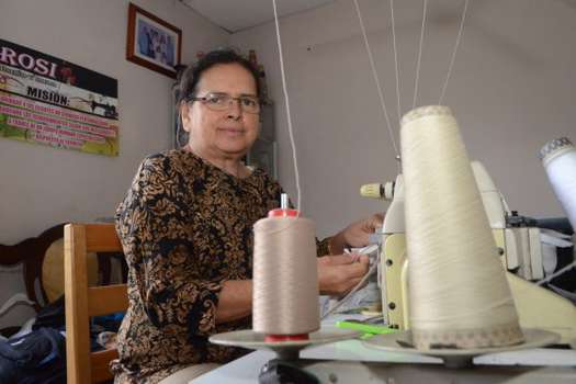 Rosalba Usma, a quien se le ocurrió tejer figuras para hacer memoria, es costurera desde hace 38 años.  / Luis Benavides