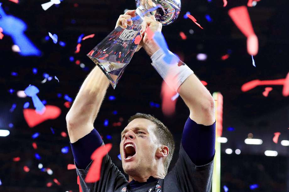 Tom Brady con uno de sus títulos de la NFL. 