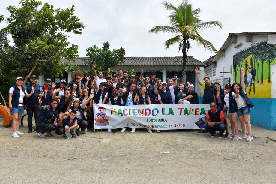 La campaña Haciendo la Tarea nació en el año 2013 en Entrerríos, liderada por tres jóvenes apasionados por la labor social, y ha ido creciendo durante estos 10 años.