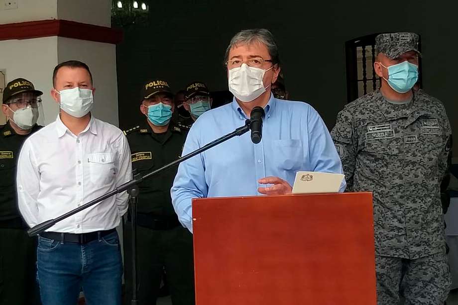 El ministro de Defensa, Carlos Holmes Trujillo, mientras ofrece una declaración junto al los comandantes de las fuerzas militares y de policía, en Ocaña.