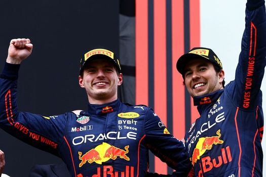 Max Verstappen y Sergio 'Checo' Pérez en el podio del Gran Premio de Italia  // Red Bull