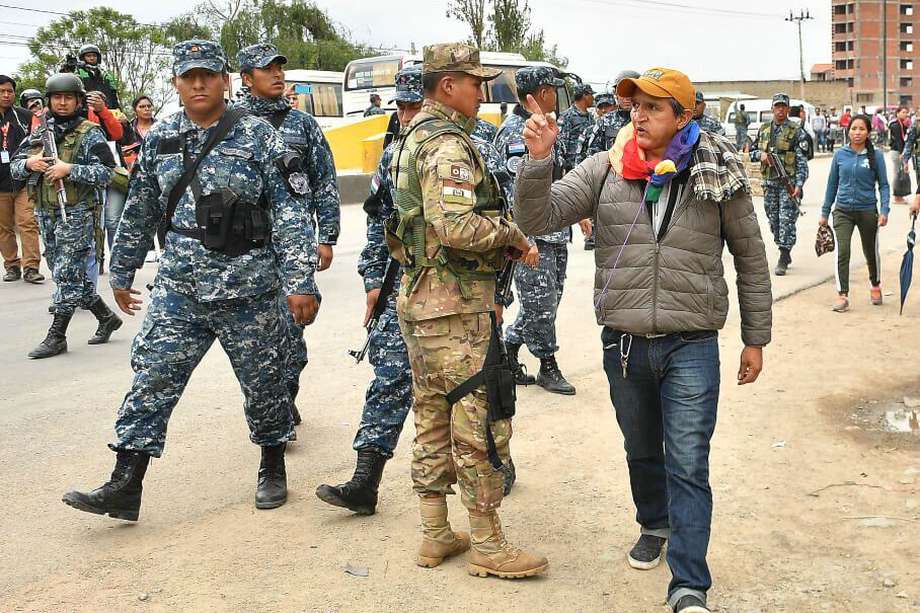 Militares salieron a las calles de Bolivia para intentar controlar las protestas. / EFE