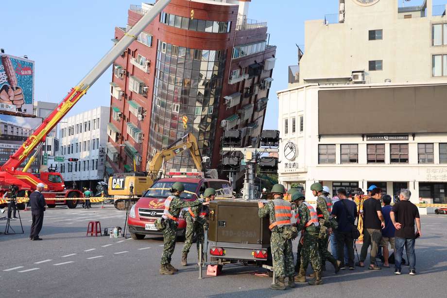 Al menos nueve personas murieron, 821 resultaron heridas, 127 permanecen atrapadas o varadas y 28 edificios se derrumbaron tras el fuerte terremoto registrado el miércoles en Taiwán.
