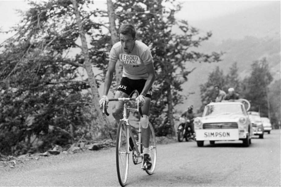 Tom Simpson murió a la edad de 29 años mientras corría el Tour de Francia de 1967. Dos años antes había sido campeón mundial.