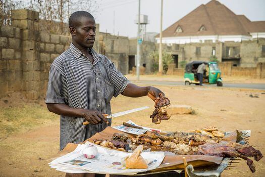 Hombre en mercado de Abuja, Nigeria.  / Mark Fischer - CC- Flickr