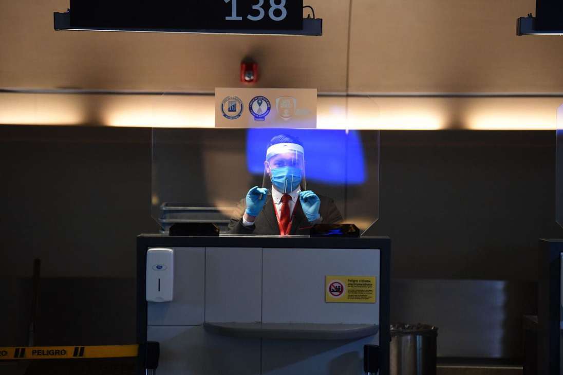 Algunos de los protocolos son que, en las entradas del aeropuerto, se realizará toma de temperatura. Funcionarios del lugar se recomienda al usuario tener el check in ya hecho.